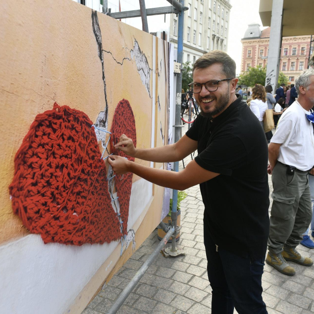 Reporter Marko Todorov s fotografijom simbola Zagreba nakon potresa, vunenim srcem&lt;br /&gt;