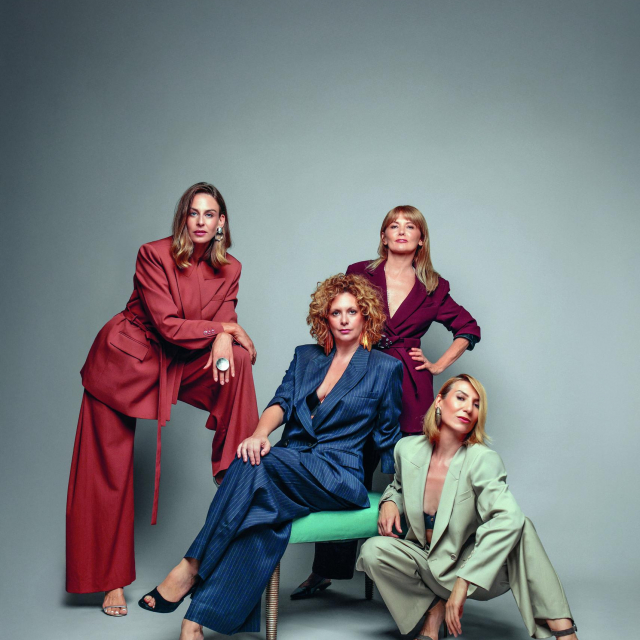 &lt;p&gt;Anđela Ramljak nosi odijelo RODEBJER; Nina Violić nosi odijelo ESSENTIEL ANTWERP; Barbara Nola nosi odijelo ESSENTIEL ANTWERP; Daria Lorenci Flatz nosi odijelo ENVELOPE1976&lt;/p&gt;